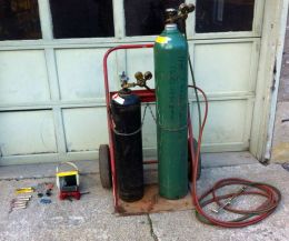 WELDER  ACETYLENE CUTTING TORCH
